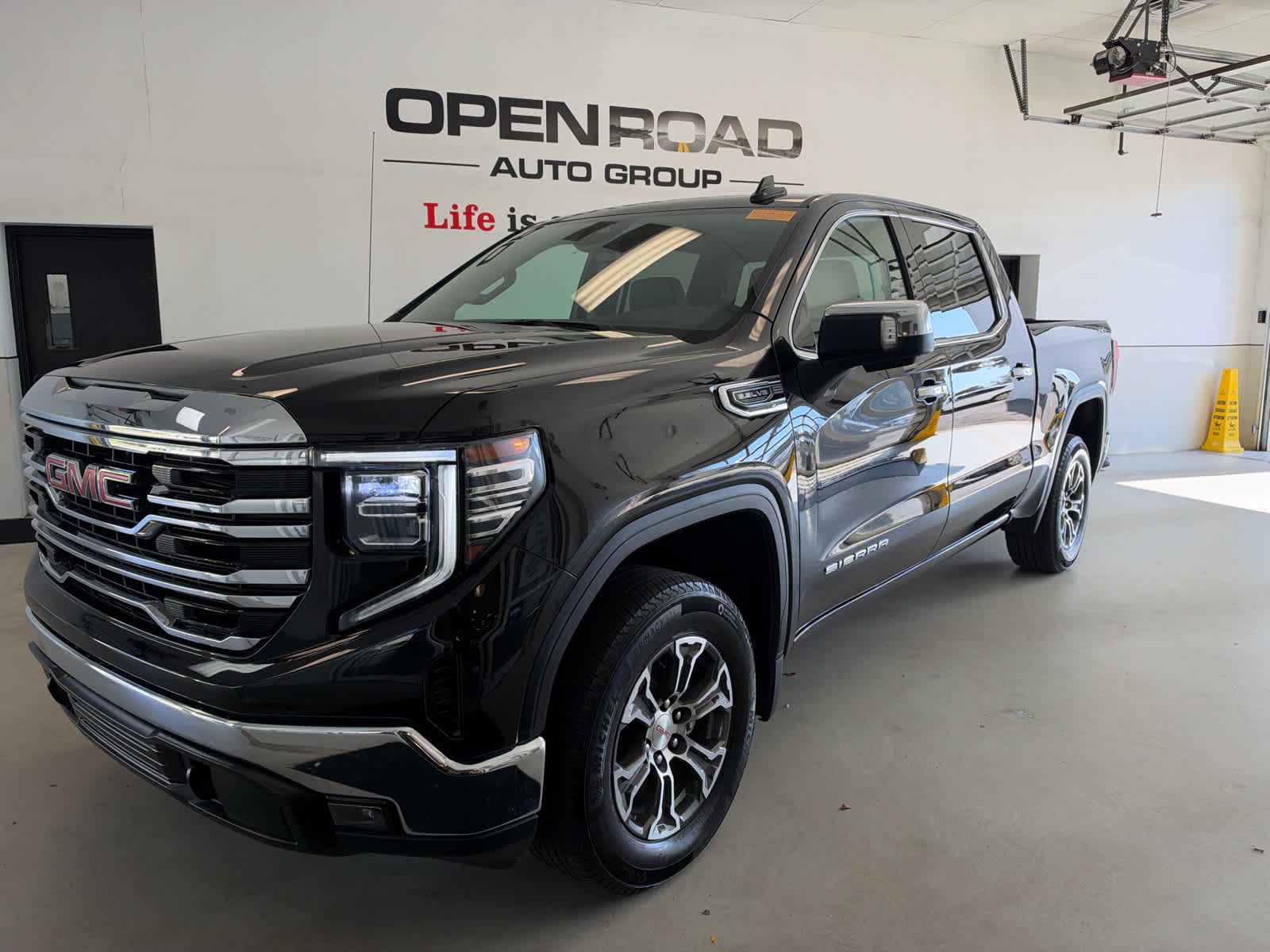2025 GMC Sierra 1500 4WD Crew Cab 147 SLT