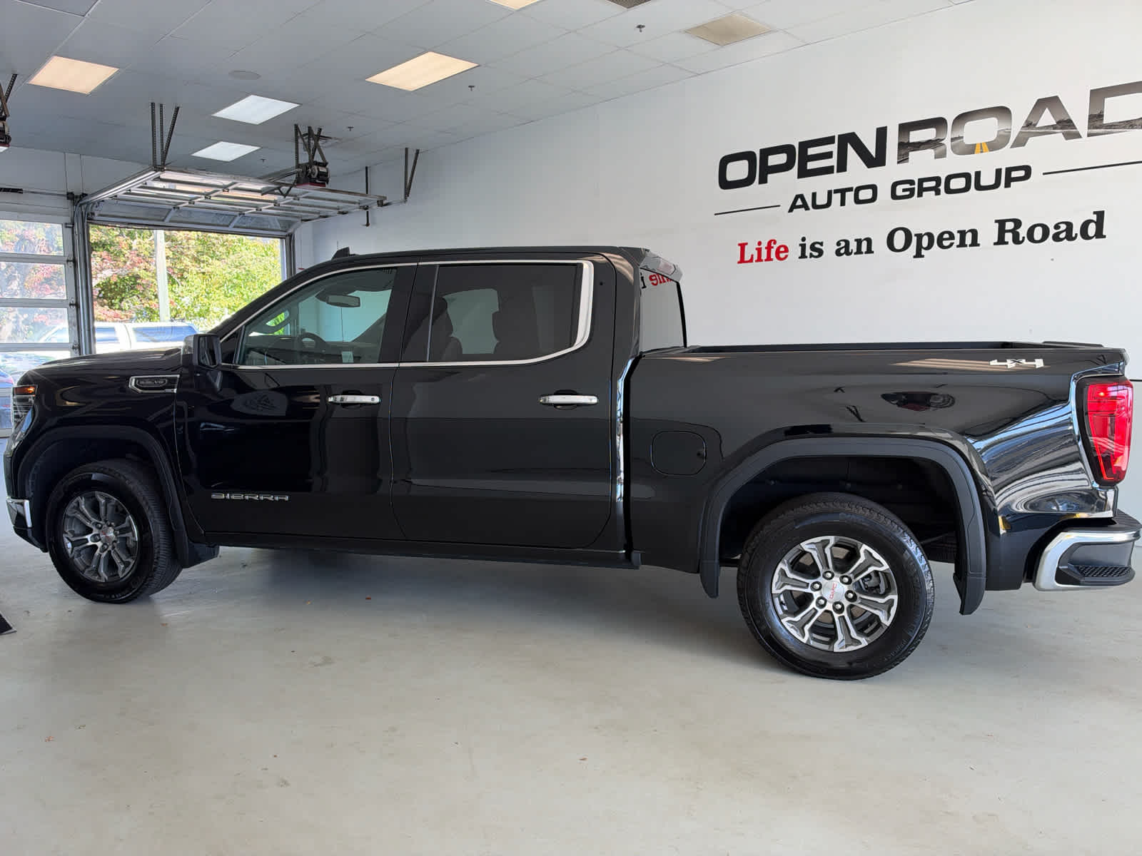 2025 GMC Sierra 1500 4WD Crew Cab 147 SLT