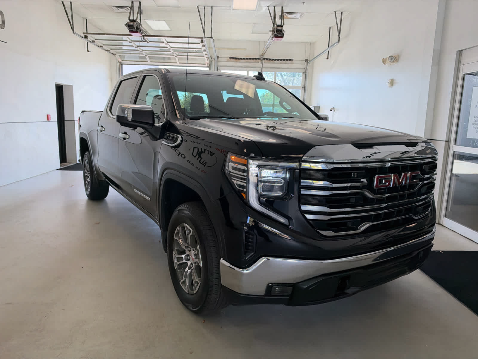 2025 GMC Sierra 1500 4WD Crew Cab 147 SLT