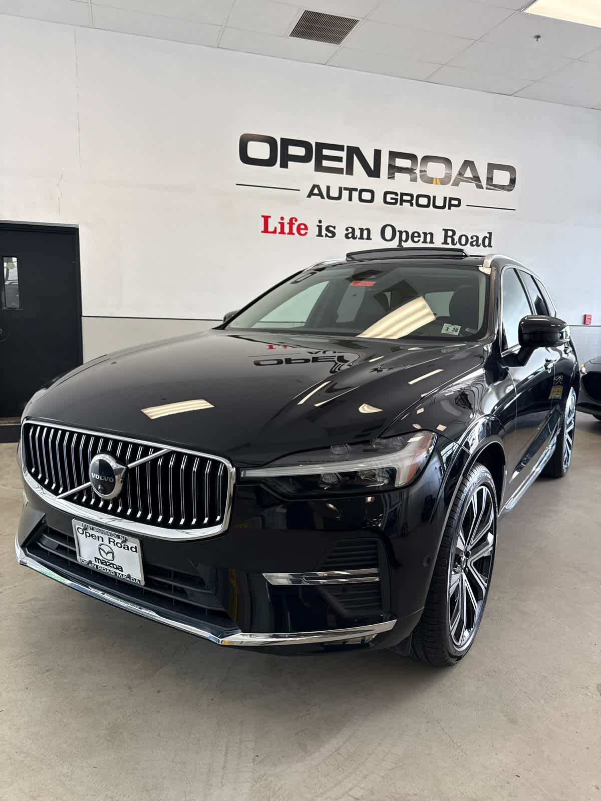 2023 Volvo XC60 Ultimate Bright Theme AWD photo