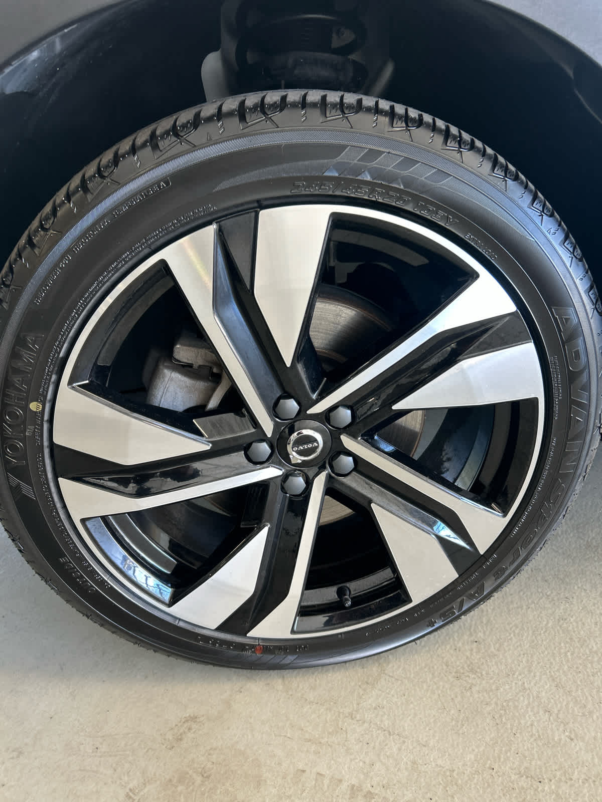 2024 Volvo XC40 B5 AWD Plus Dark Theme