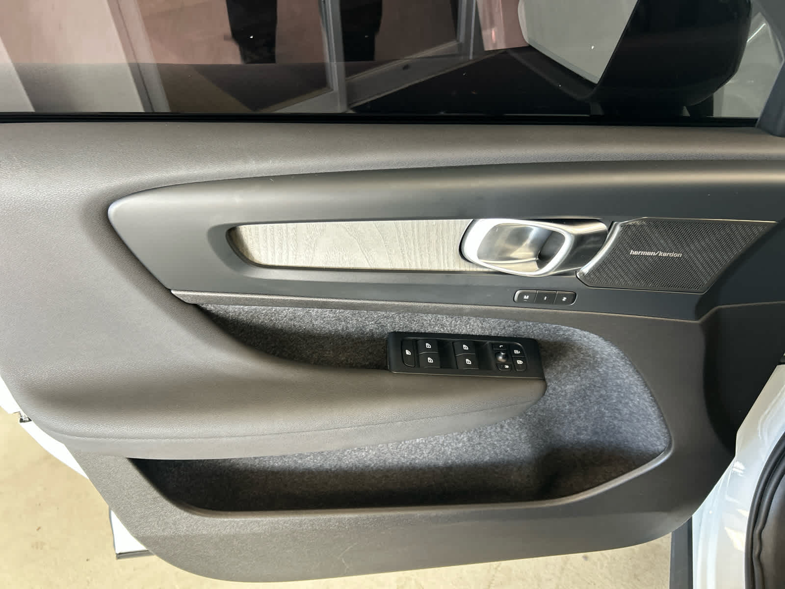 2024 Volvo XC40 B5 AWD Plus Dark Theme