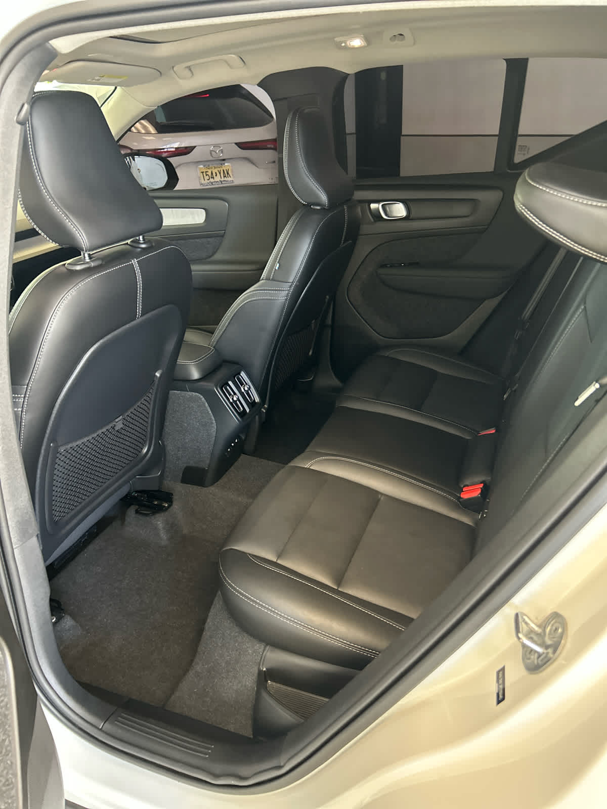 2024 Volvo XC40 B5 AWD Plus Dark Theme