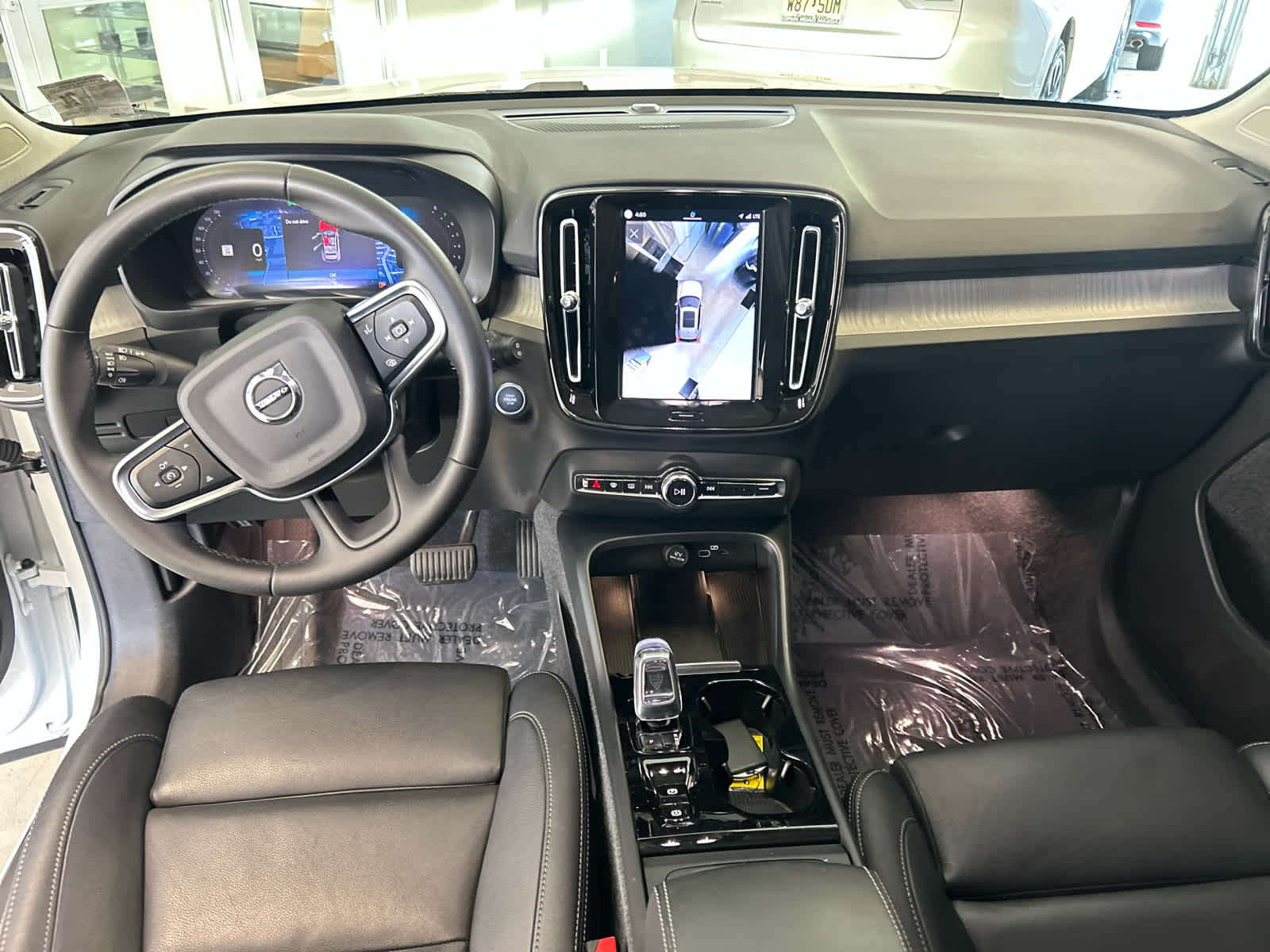 2024 Volvo XC40 B5 AWD Plus Dark Theme