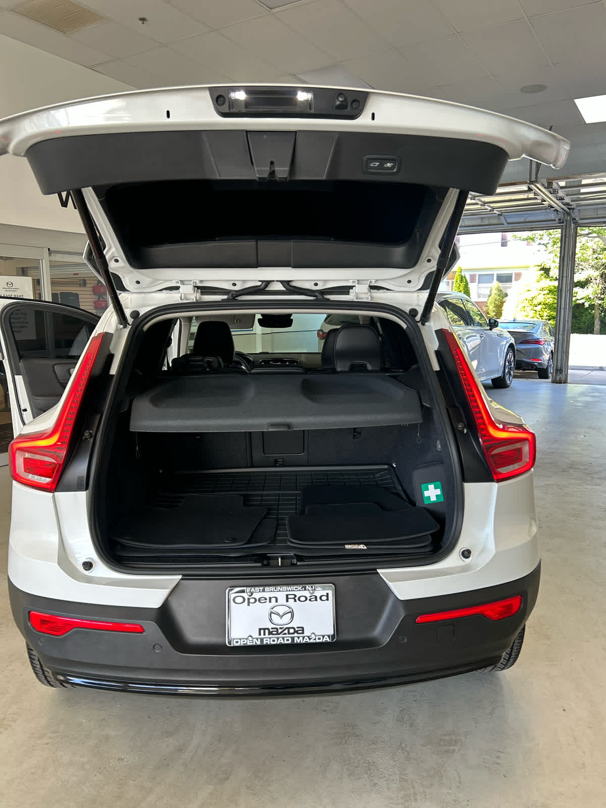 2024 Volvo XC40 B5 AWD Plus Dark Theme