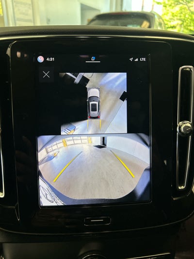 2024 Volvo XC40 B5 AWD Plus Dark Theme