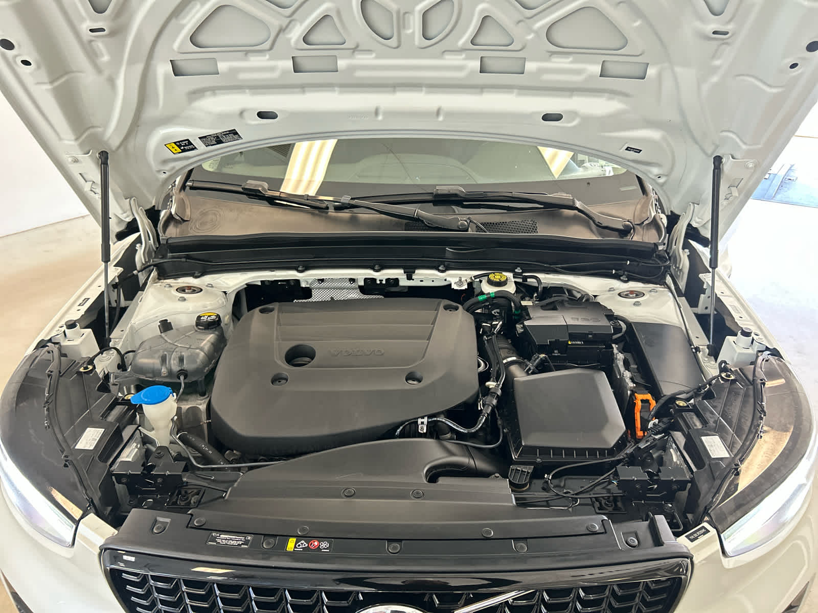 2024 Volvo XC40 B5 AWD Plus Dark Theme