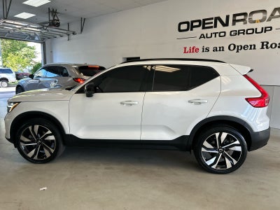 2024 Volvo XC40 B5 AWD Plus Dark Theme