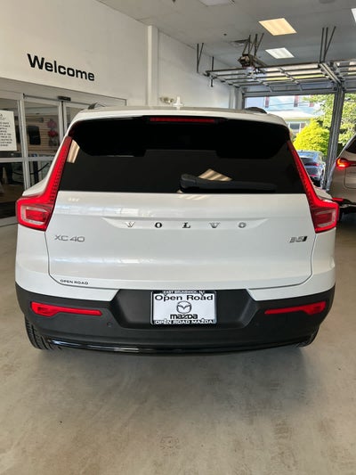 2024 Volvo XC40 B5 AWD Plus Dark Theme