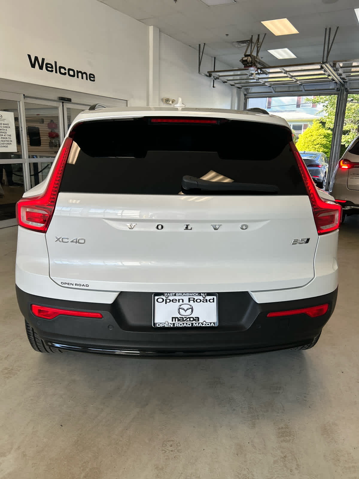 2024 Volvo XC40 B5 AWD Plus Dark Theme
