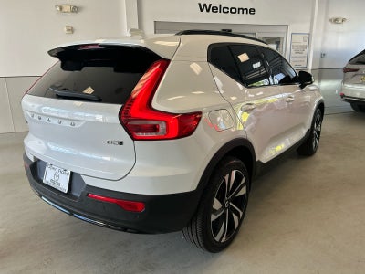 2024 Volvo XC40 B5 AWD Plus Dark Theme