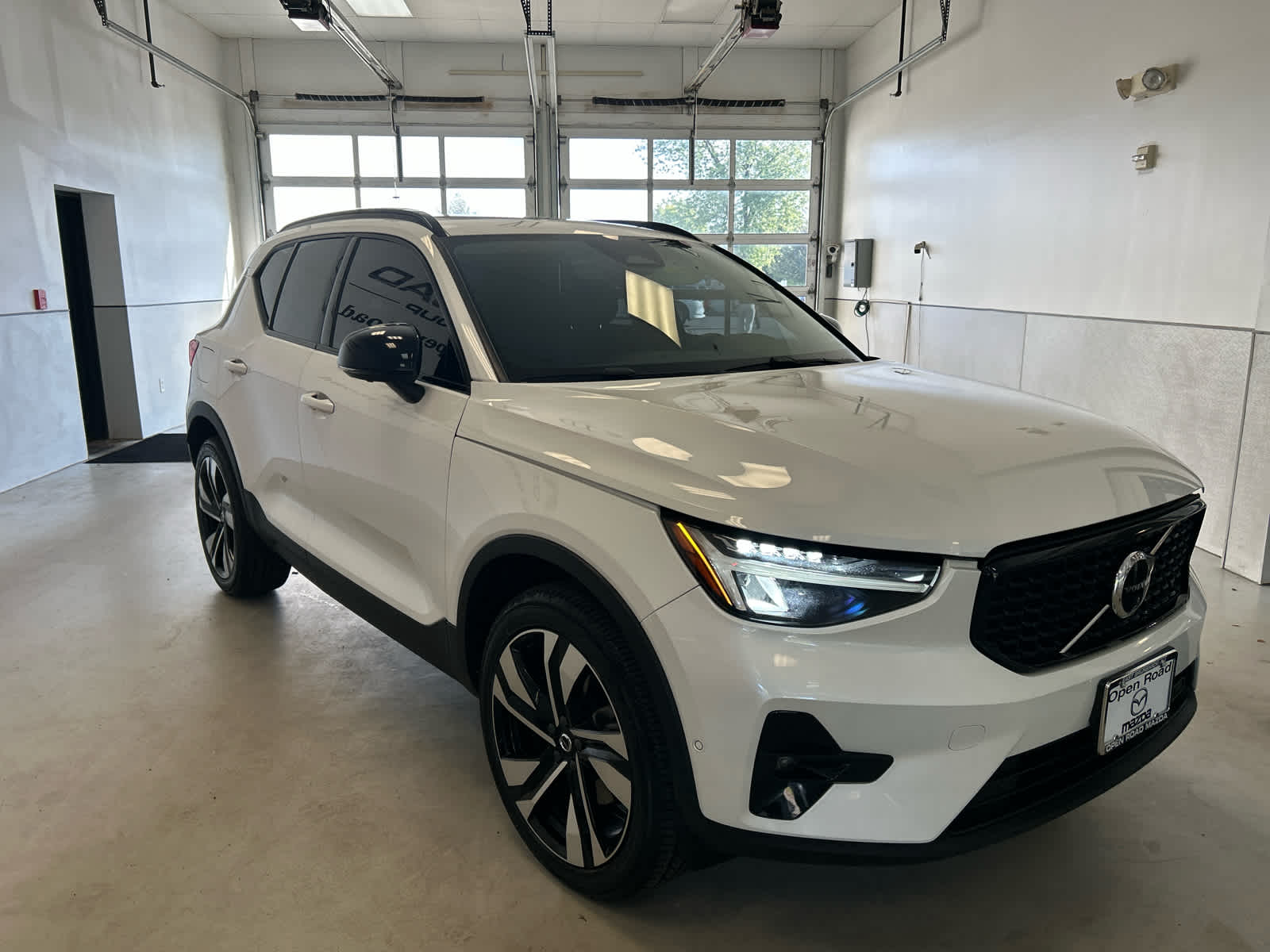 2024 Volvo XC40 B5 AWD Plus Dark Theme