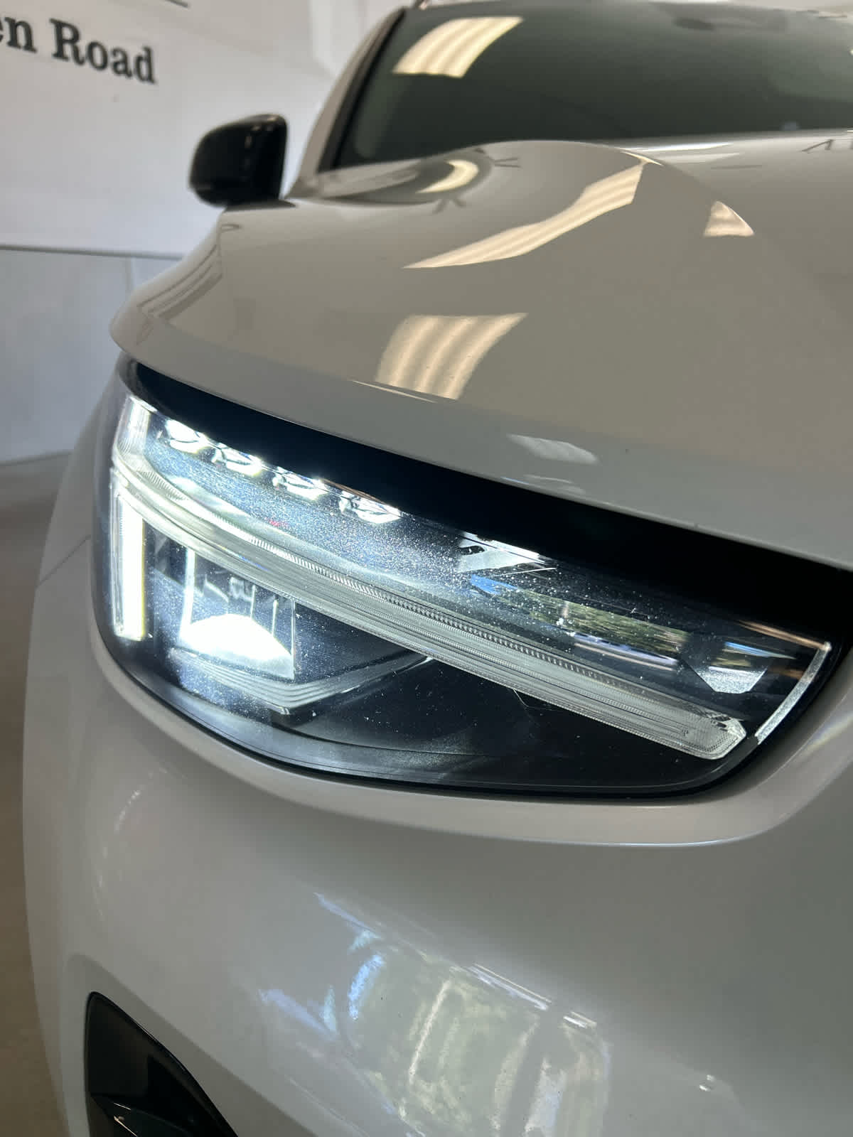 2024 Volvo XC40 B5 AWD Plus Dark Theme