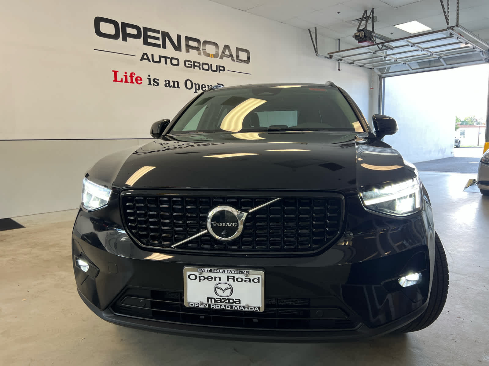 2023 Volvo XC40 B5 AWD Plus Dark Theme