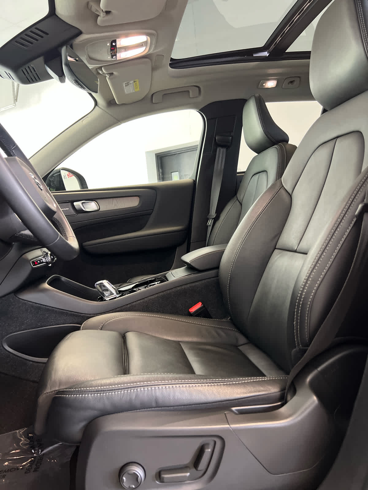 2023 Volvo XC40 B5 AWD Plus Dark Theme