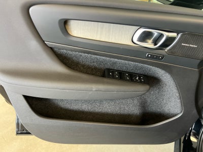 2023 Volvo XC40 B5 AWD Plus Dark Theme