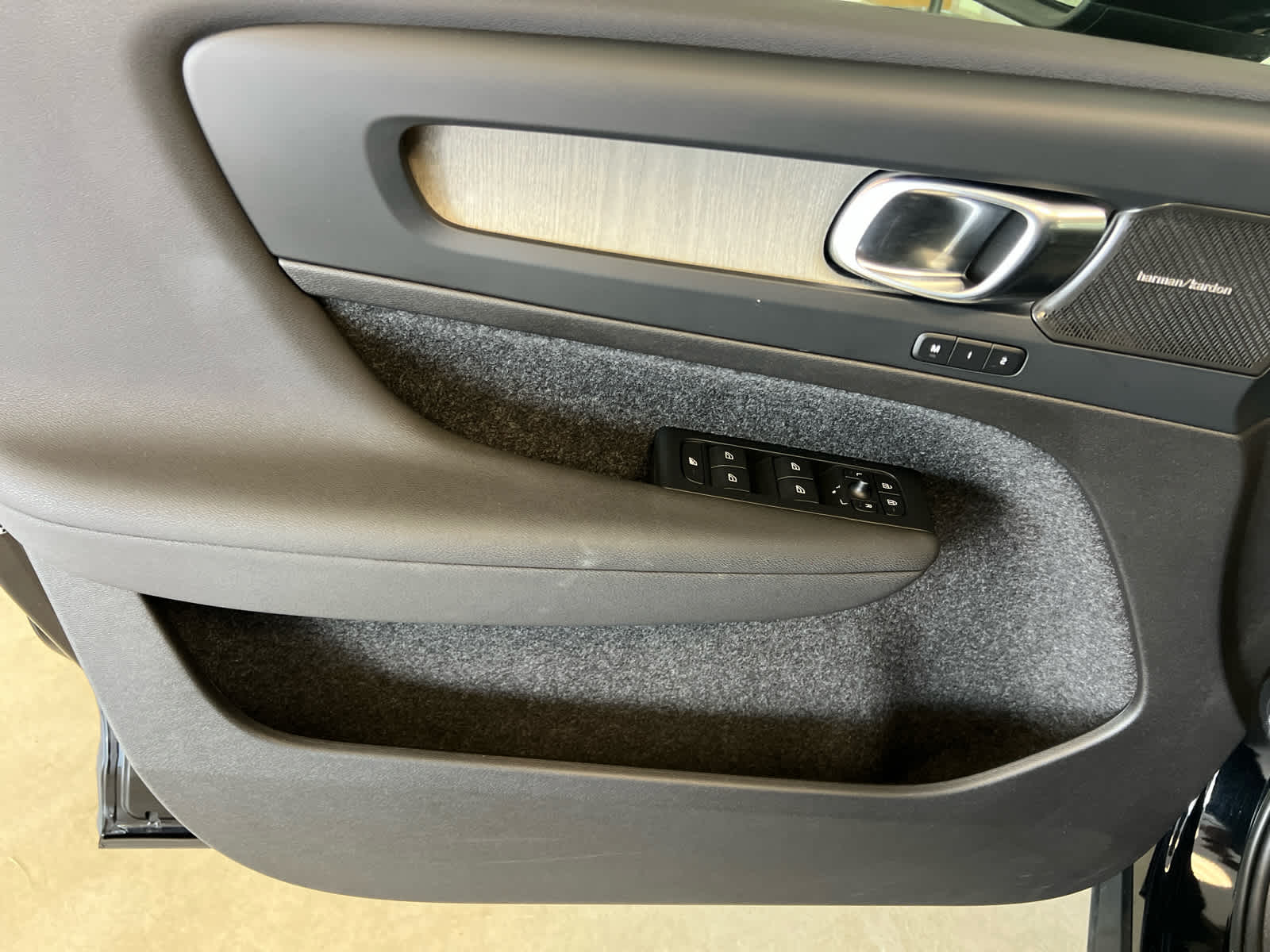 2023 Volvo XC40 B5 AWD Plus Dark Theme