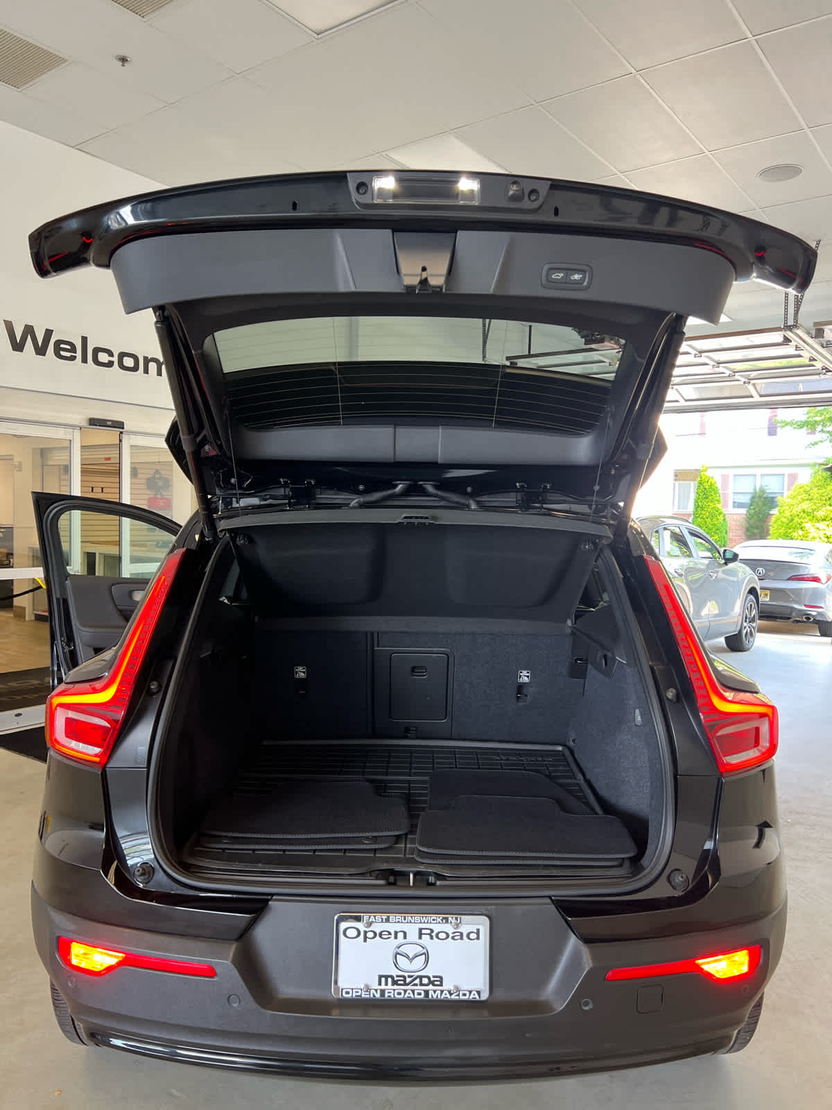 2023 Volvo XC40 B5 AWD Plus Dark Theme