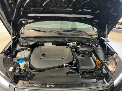 2023 Volvo XC40 B5 AWD Plus Dark Theme