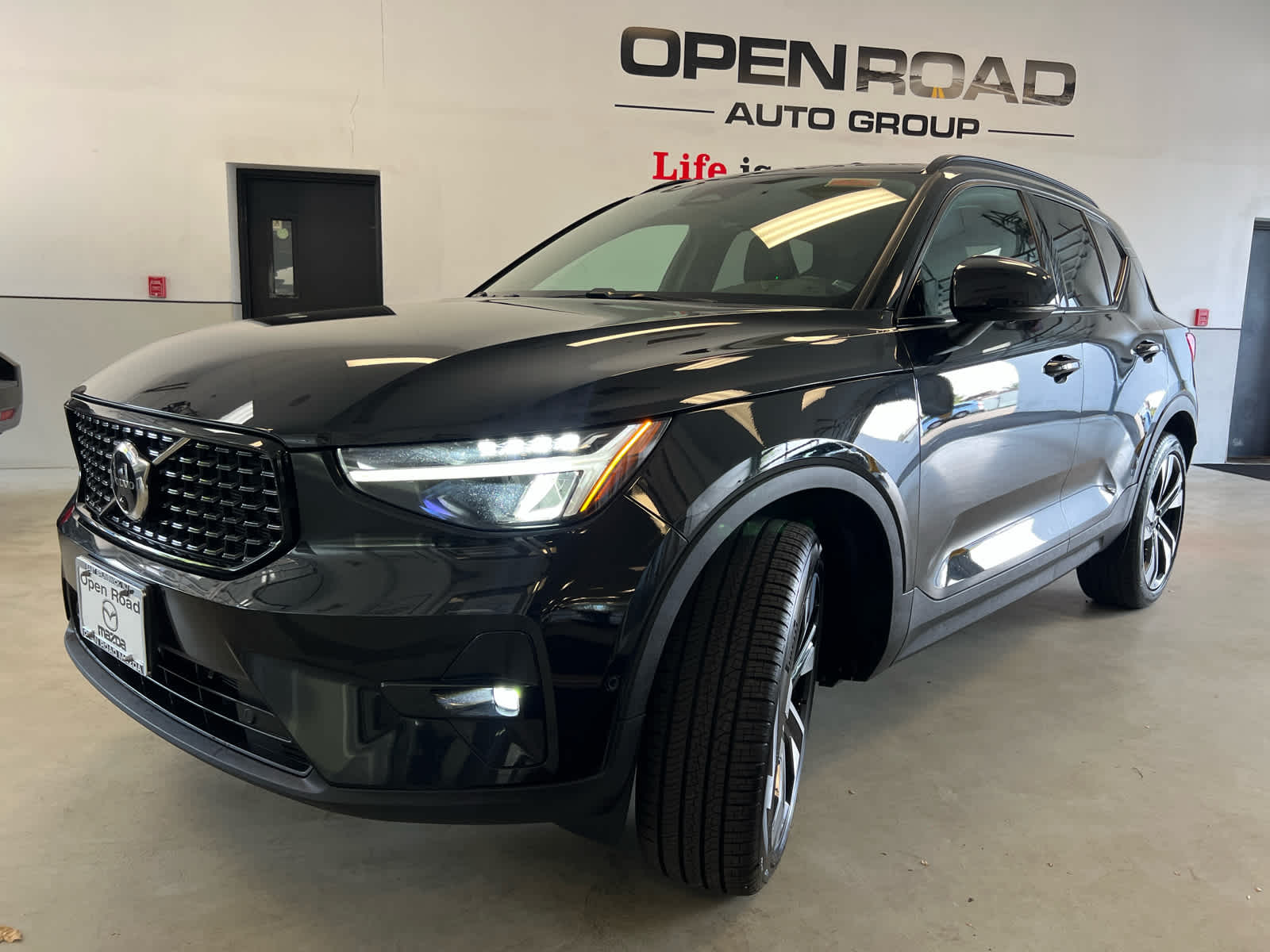 2023 Volvo XC40 B5 AWD Plus Dark Theme
