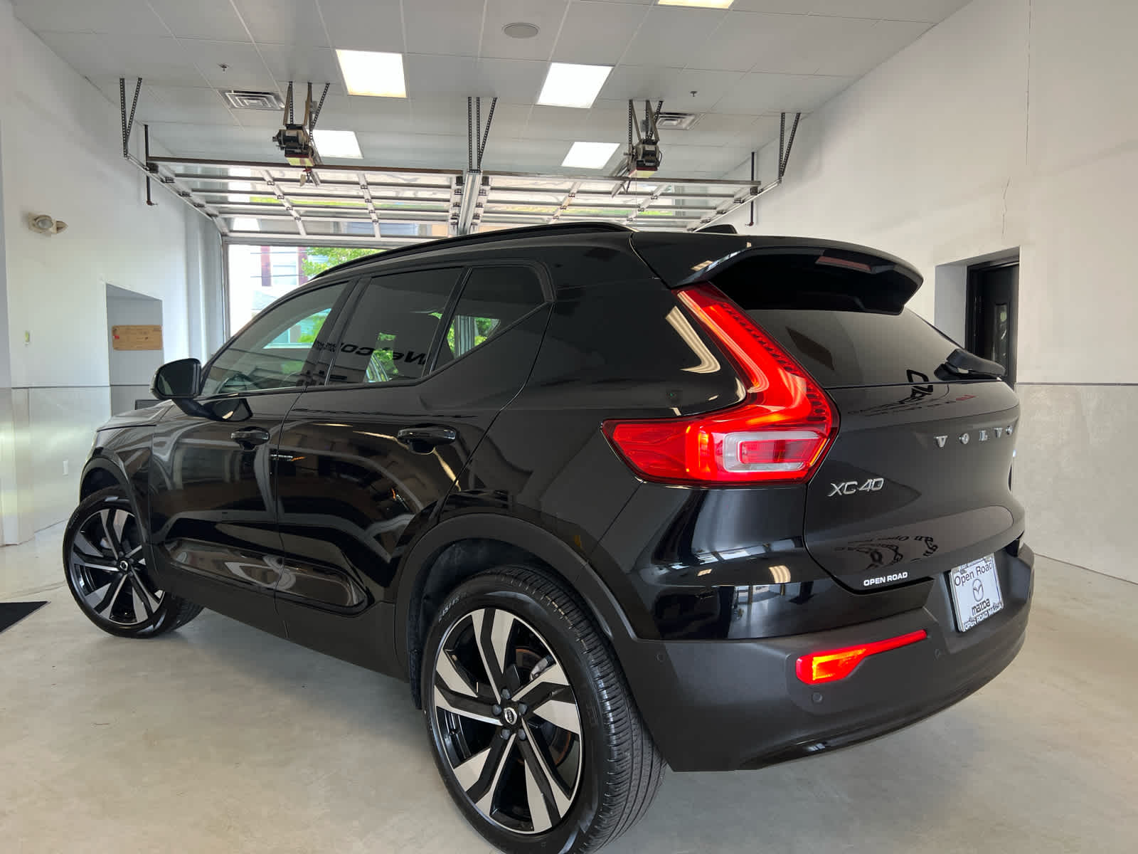 2023 Volvo XC40 B5 AWD Plus Dark Theme
