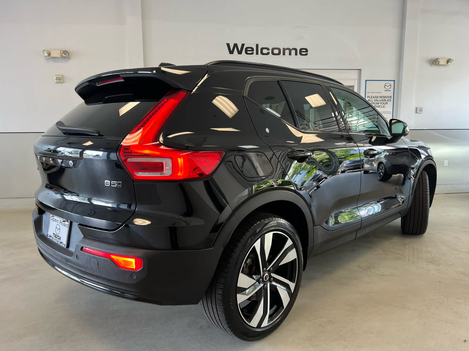 2023 Volvo XC40 B5 AWD Plus Dark Theme