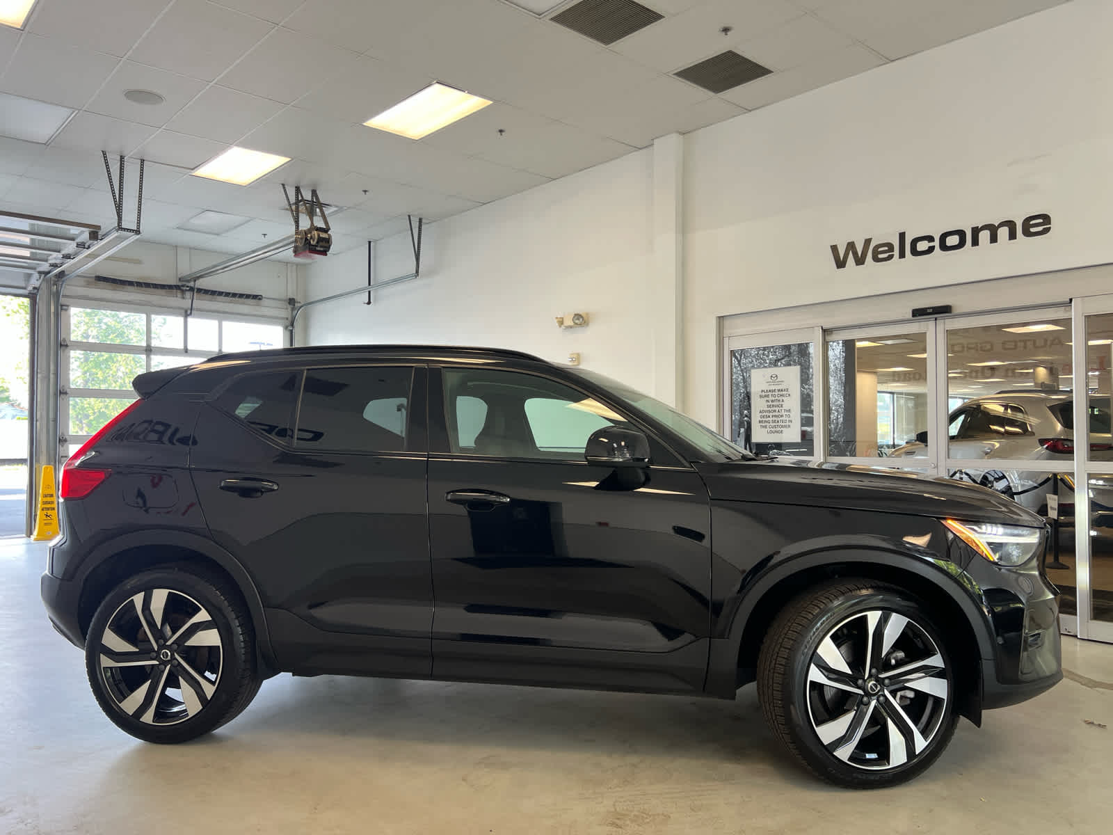 2023 Volvo XC40 B5 AWD Plus Dark Theme