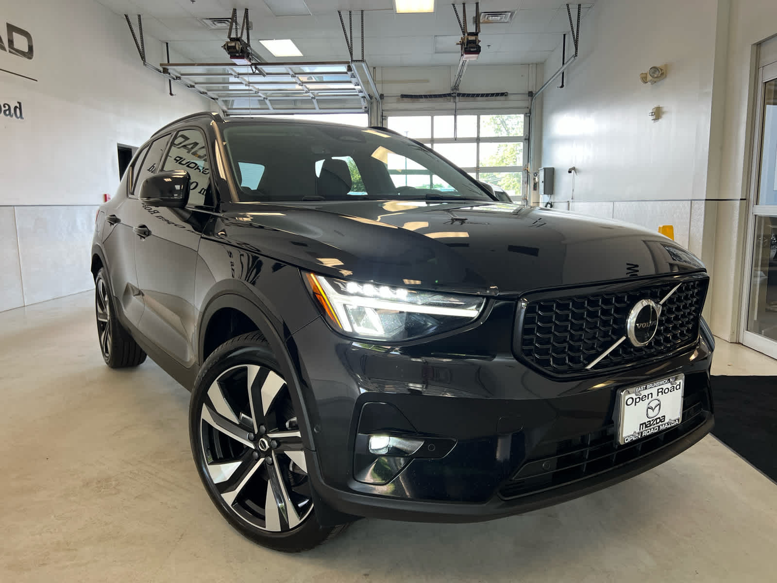 2023 Volvo XC40 B5 AWD Plus Dark Theme